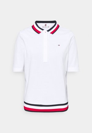 Polo blanc à manches courtes avec col et ourlet rayés rouge, blanc et marine, orné d'un petit logo sur la poitrine gauche.