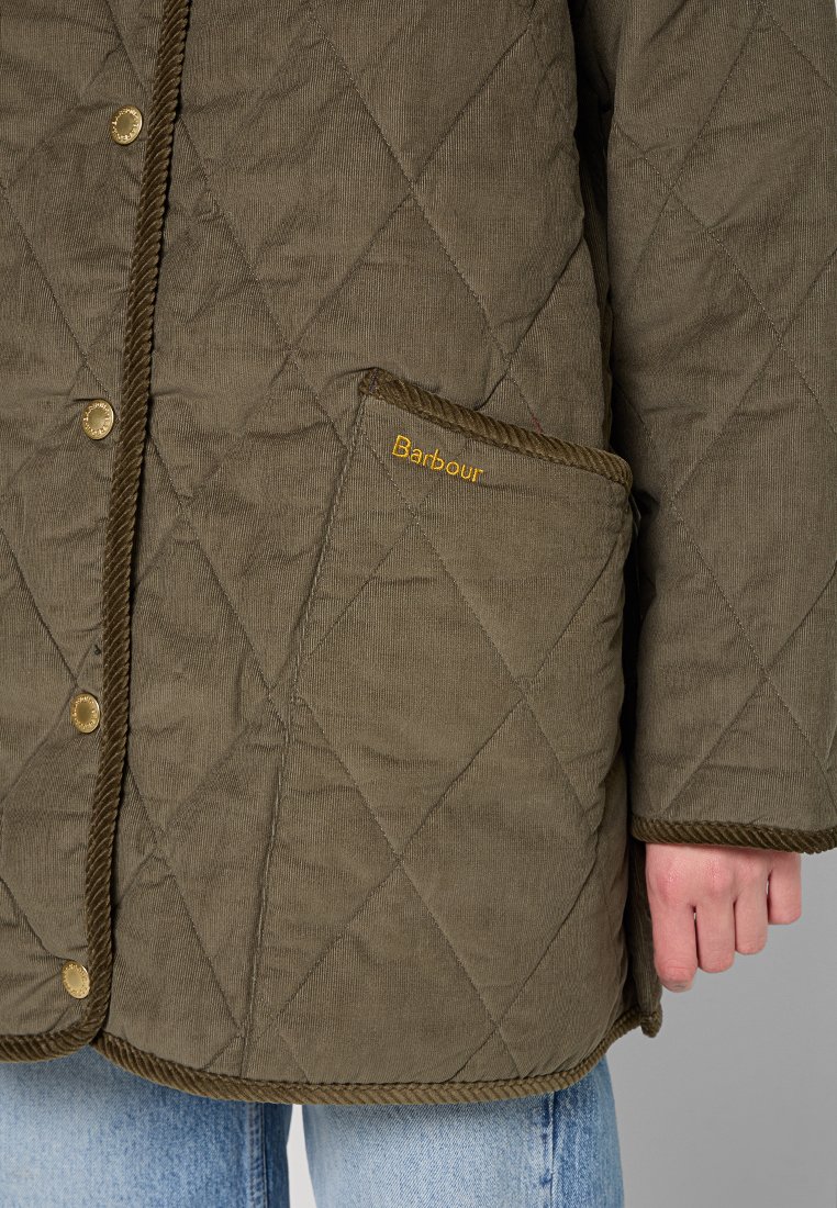 Zielono-oliwkowa pikowana kurtka z ukośnym wzorem, złotymi guzikami i plecionym wykończeniem. Posiada boczną kieszeń z haftem "Barbour" w kolorze złotym.