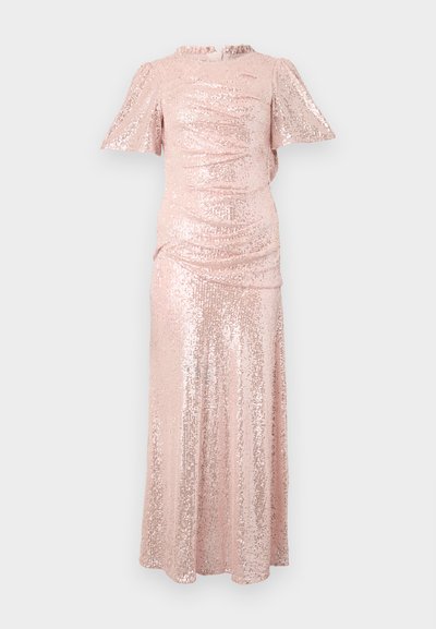Lang roze paillettenjurk met korte fluttermouwen, gegatherde textuur bij het lijfje en een vloeiende rok, wat zorgt voor een getailleerd silhouet.