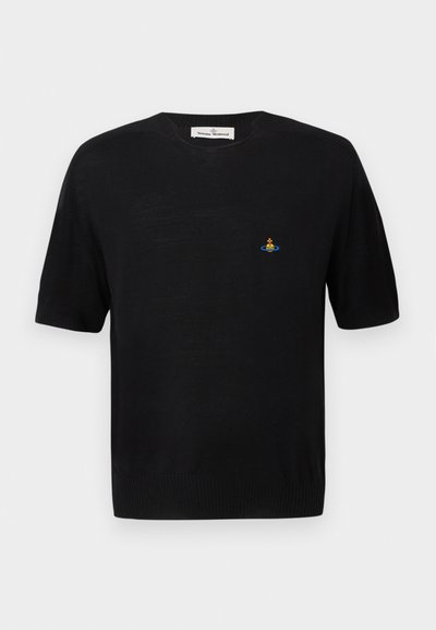 Svart kortermet genser med ribbestrikket design. Har en liten fargerik brodert logo på brystet. Glatt tekstur.