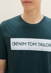 TOM TAILOR DENIM LOGO - Tričko s potlačou - dark gable green