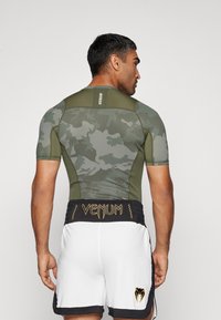 Venum AIR RASHGUARDS - Marškinėliai su spaudiniu - khaki