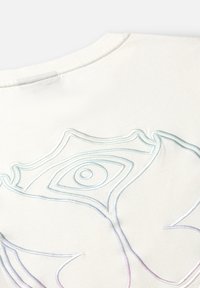 Witte katoenen sweatshirt met een verhoogd, meerkleurig, geborduurd ontwerp dat abstracte vormen en een oogmotief op de achterkant toont.