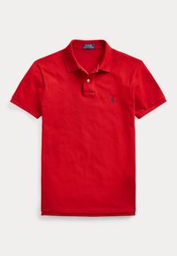 Červené polo tričko s krátkym rukávom, golierom a dvojgombíkovou légou, s malým vyšívaným logom na ľavej strane hrudníka.