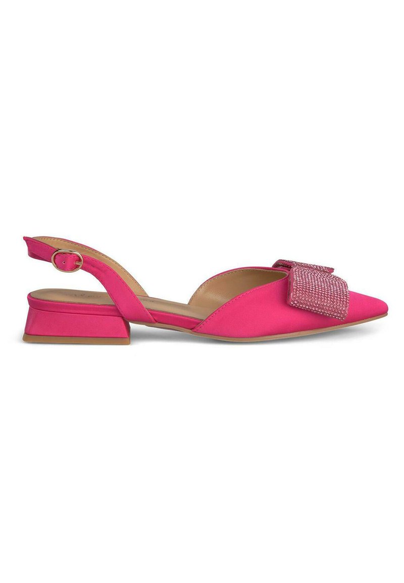 Sandal in un vivace rosa fluo con tacco a blocco basso e un grande fiocco lavorato sulla punta affusolata.