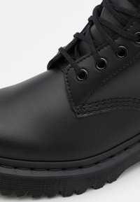 Dr. Martens Botines con plataforma - black