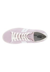 Sneaker in suede rosa chiaro con dettagli in pelle bianca, punta rotonda e lacci piatti. Presenta una fodera in tessuto e un sottopiede decorato.