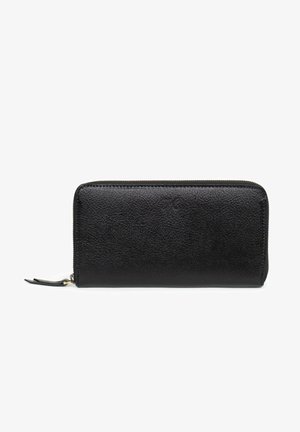 Portafoglio in pelle nera con finitura texture, forma rettangolare, chiusura con zip e piccolo tirante in metallo. Accentuato da un branding discreto.