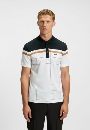 Polo skjorte i hvid med sorte og brune striber, korte ærmer, krave og knaplukning. Har rutenetmønster og logo på brystet.