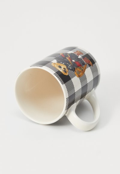 Taza de cerámica blanca con un patrón a cuadros en blanco y negro que presenta un oso con gafas de sol, una chaqueta de cuero y sosteniendo una raqueta de tenis.