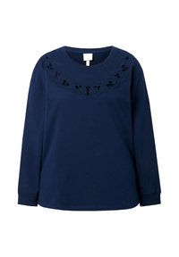 Sudadera de manga larga de color navy con cuello bordado y detalles recortados. Tejido suave con un ajuste relajado y diseño de cuello redondo.