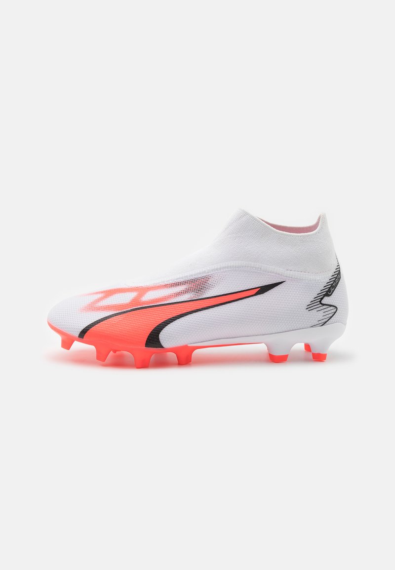 Crampon de football blanc avec un col tricoté ajusté, présentant un design vibrant orange et noir, un upper texturé et des accents roses sur la semelle.