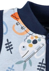 Baumwollstrampler mit einem marineblauen, gerippten Kragen, der mit einem hellblauen Muster von Tieren und Laub in verschiedenen Farben verziert ist.