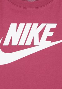 Nike Sportswear FUTURA EVERGREEN TEE UNISEX - Marškinėliai su spaudiniu - sweet beet