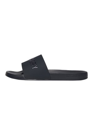 Sort slidesandal med en bred rem prydet med "SUPERDRY." Fremstillet af glat syntetisk materiale, med en flad sål og minimalistisk design.