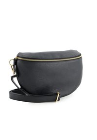 Sort læder crossbody taske med tekstureret finish, buet form, gyldent lynlås og justerbar rem. Har et minimalistisk design.