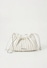 Hvid plisseret læderhåndtaske med et samlet topstykke, snøre-lukning og sølvfarvet kæderem for alsidige bæremuligheder.