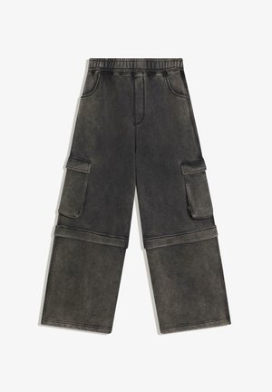 Tummanharmaat cargo-housut, joissa on joustava vyötärönauha, sivutaskut sekä vetoketjullinen yksityiskohta reisiosan ja sääriosan välillä.