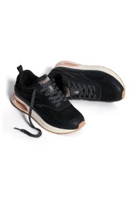 Scarpe da ginnastica nere con tomaia in rete e pelle; dotate di una suola ad aria traslucida, lacci con motivo e suola in gomma di un beige chiaro.