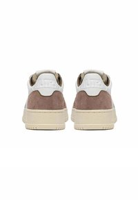 Sneakers bianchi e beige con tomaia in pelle scamosciata e cuoio, punta rotonda e suola in gomma testurizzata. Branding visibile sul tallone.
