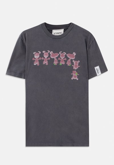 Pilkas medvilnės marškinėliai su spalvingu komiksinio personažo atspaudimu ant krūtinės, laisvo kirpimo ir trumpomis rankovėmis. Etiketė kairiajame siūle.