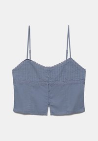 Haut court bleu sans manches avec fines bretelles ajustables, boutons sur le devant, bordure en dentelle au niveau de la poitrine et petite fente au centre de l'ourlet.