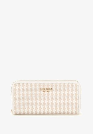 Portafoglio intrecciato beige con una texture liscia, caratterizzato da un logo dorato sul davanti e una chiusura con zip lungo la parte superiore. Il suo design è rettangolare.