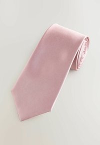 Cravate en soie rose avec une texture lisse, présentant une largeur standard et une extrémité effilée. Enroulée soigneusement, affichant un léger éclat et une couleur unie.