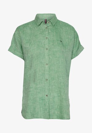 Chemise boutonnée en lin vert à manches courtes avec col, poignets retroussés et petit logo brodé sur la poitrine gauche.