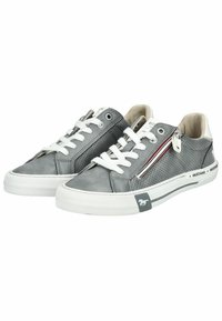 Baskets en cuir gris avec lacets blancs, design perforé sur les côtés, détails de fermeture éclair rouge et blanche, accents gris texturés et semelle en caoutchouc.