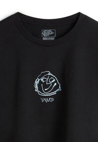 Sort bomulds T-shirt med et simpelt, lyseblåt grafik af et smilende ansigt med ordet "VANS" nedenunder. Rund hals design.
