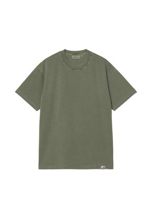 Camiseta verde oliva de algodón. Presenta un cuello redondo y mangas cortas. Etiqueta de logo notable en el dobladillo inferior. Textura suave.