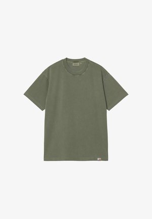 T-shirt verde oliva realizzato in cotone. Presenta un colletto rotondo e maniche corte. Etichetta con logo notevole sull'orlo inferiore. Texture liscia.