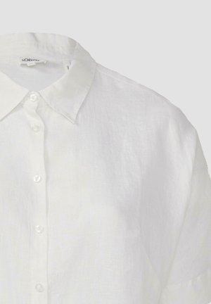 Witte linnen blouse met een klassieke kraag, voorzien van een knoopsluiting aan de voorkant en een licht gestructureerde stof. Eenvoudig en ongecompliceerd ontwerp.