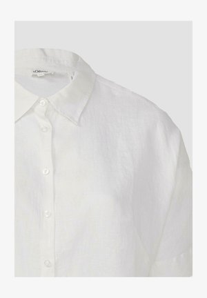 Witte linnen blouse met een klassieke kraag, voorzien van een knoopsluiting aan de voorkant en een licht gestructureerde stof. Eenvoudig en ongecompliceerd ontwerp.