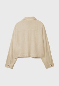 Beige zkrácená bunda vyrobená z lehkého materiálu. Má klasický límec, dlouhé rukávy a manžety na knoflíky, s čistým, texturovaným povrchem.