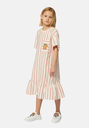 Robe en coton rayée à manches courtes, avec des lignes rouges sur un fond crème, une poche ornée d'une orange et un ourlet volanté évasé.