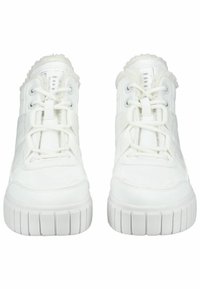 Zapatillas altas blancas hechas de cuero y textil, con un diseño texturizado, puntera redonda y forro suave en el cuello.