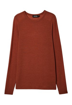 T-shirt à manches longues, col rond, de couleur orange rouille, fabriqué en tissu texturé avec une finition lisse et sans motifs ni accents visibles.