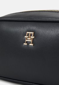 Tommy Hilfiger REFINED CAMERA BAG - Borsa a tracolla - black