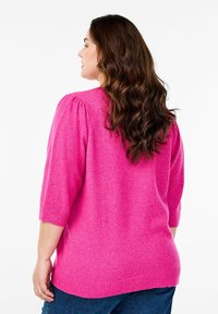 Rosa gestrickter Pullover mit kurzen puffärmel, gerippten Bündchen und Saum. Weicher Stoff und lockere Passform, von hinten betrachtet.