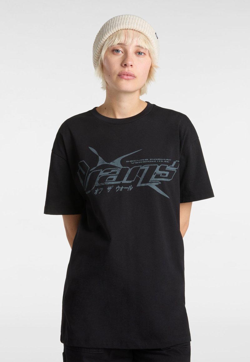 Sort bomulds T-shirt med et stort grafisk logo i teal, rund hals, korte ærmer og en afslappet pasform. Modellen bærer en lysfarvet strikket hue.