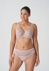 Sostenitore con ferretto e mutandine coordinate in pizzo e rete rosa chiaro. Il reggiseno presenta ricami delicati e spalline regolabili, cintura senza cuciture.