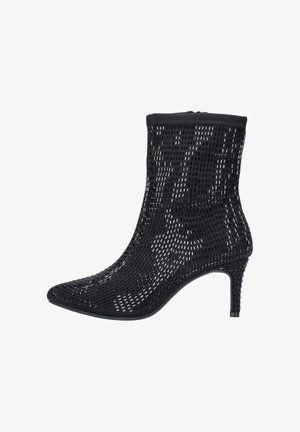 Zwarte enkellaars met hak gemaakt van geweven materiaal. Voorzien van een puntige neus en een textuur met een rasterachtig patroon. Ritssluiting aan de achterkant.