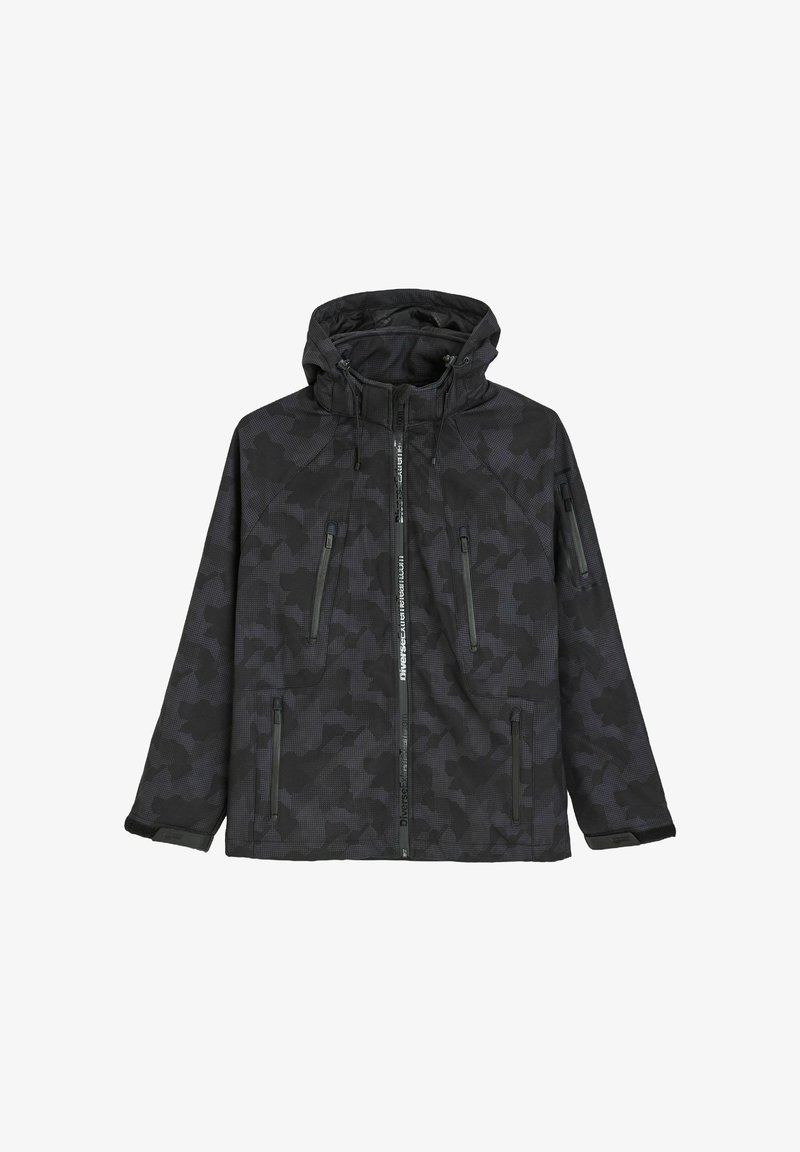 Czarna kurtka w kamuflaż, z kapturem, mająca zapinane na zamek kieszenie, teksturowany materiał oraz kontrastowy zamek błyskawiczny z przodu. Wodoodporna konstrukcja.