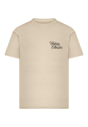 T-shirt beige à manches courtes avec texte en écriture noire "Urban Classics est. 2005" sur la poitrine gauche.
