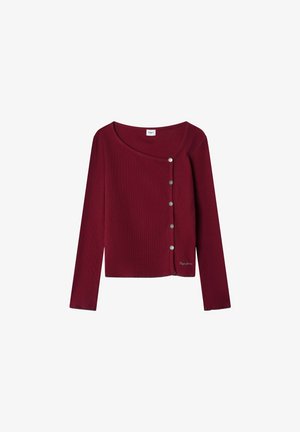 Burgundska pletena majica s dugim rukavima, asimetričnom ovratnikom i pet srebrnih dugmadi duž lijeve strane; sadrži ušivenu oznaku na rubu.