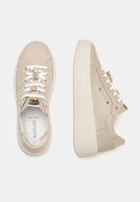 Zapatillas de cuero beige con una textura suave, puntera redonda y un diseño de perfil bajo. Presentan un hardware decorativo dorado en los cordones y detalles en el logo.
