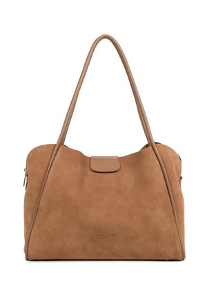 Sac cabas en daim couleur tan avec deux longues anses et une fermeture à rabat. Présente un logo discret et une texture lisse avec un design minimaliste.