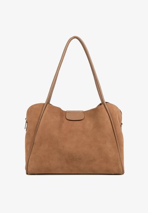 Zandkleurige suède shopper met twee lange handvatten en een klepsluiting. Heeft subtiele branding en een gladde textuur met een minimalistisch ontwerp.